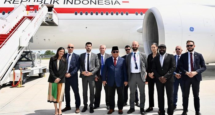 Sebelum Tinggalkan Paris, Prabowo Ajak Pengawal Prancis Foto Bareng