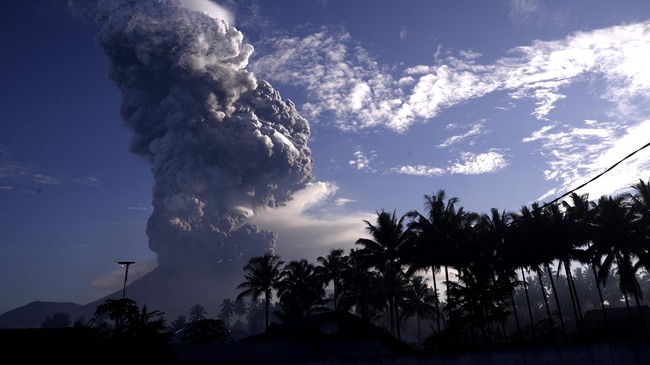 Aktivitas Gunung Soputan Meningkat, Warga Diminta Jauhi Radius 1,5 Km