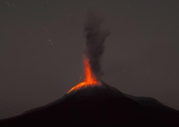 Gunung Lewotobi di NTT Meletus, Bandara Maumere Ditutup