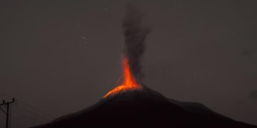 Gunung Lewotobi di NTT Meletus, Bandara Maumere Ditutup