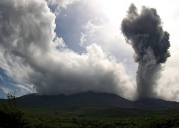 Gunung Lewotobi Laki-laki Erupsi, Abu Vulkanik Membumbung 2,5 Km