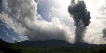 Gunung Lewotobi Laki-laki Erupsi, Abu Vulkanik Membumbung 2,5 Km