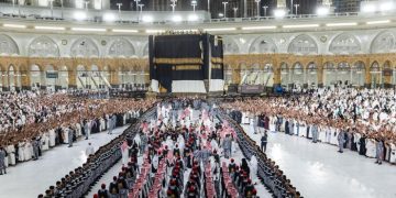 Beratnya 1,4 Ton, Kiswah Baru Ka’bah Resmi Dipasang Sambut 1448 H