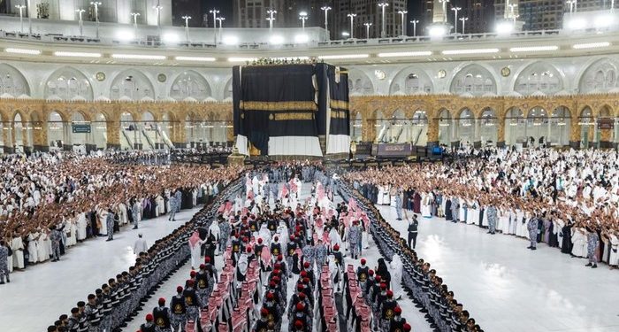 Beratnya 1,4 Ton, Kiswah Baru Ka’bah Resmi Dipasang Sambut 1448 H
