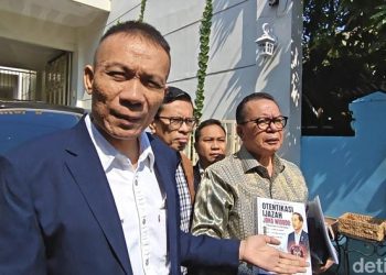 Rismon Temui Jokowi di Solo, Serahkan Buku Hasil Kajian Forensik Ijazah