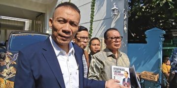Rismon Temui Jokowi di Solo, Serahkan Buku Hasil Kajian Forensik Ijazah