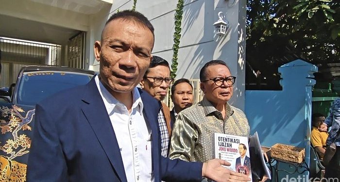 Rismon Temui Jokowi di Solo, Serahkan Buku Hasil Kajian Forensik Ijazah