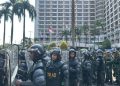 Eksekusi Lahan Hotel Sultan Ricuh, Massa Lempari Aparat dengan Batu dan Botol