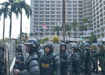 Eksekusi Lahan Hotel Sultan Ricuh, Massa Lempari Aparat dengan Batu dan Botol