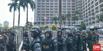 Eksekusi Lahan Hotel Sultan Ricuh, Massa Lempari Aparat dengan Batu dan Botol