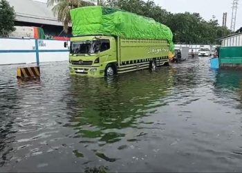 Hujan Deras dan Air Laut Pasang, 17 Titik di Surabaya Terendam Banjir