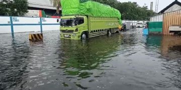 Hujan Deras dan Air Laut Pasang, 17 Titik di Surabaya Terendam Banjir