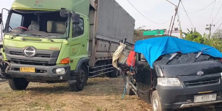 Kecelakaan Beruntun Libatkan 3 Kendaraan di Indramayu, 10 Orang Meninggal