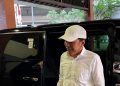 Beda Penampilan, Jokowi Berangkat ke NTT Tanpa Kemeja dan Topi PSI