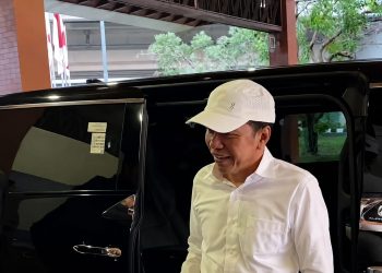 Beda Penampilan, Jokowi Berangkat ke NTT Tanpa Kemeja dan Topi PSI