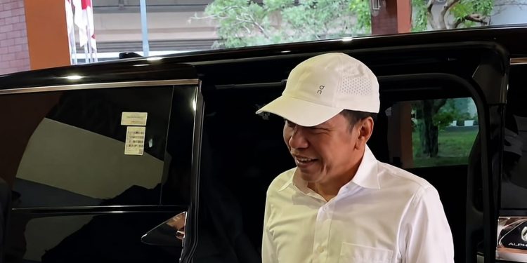 Beda Penampilan, Jokowi Berangkat ke NTT Tanpa Kemeja dan Topi PSI