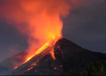 Gunung Karangetang di Sulut Erupsi, Lava Pijar Meluncur hingga 700 Meter