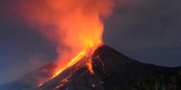 Gunung Karangetang di Sulut Erupsi, Lava Pijar Meluncur hingga 700 Meter