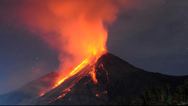 Gunung Karangetang di Sulut Erupsi, Lava Pijar Meluncur hingga 700 Meter