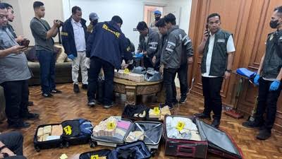 Polisi Sita Emas 74 Kg dan Uang Rp476 Miliar dari Rumah di Sentul
