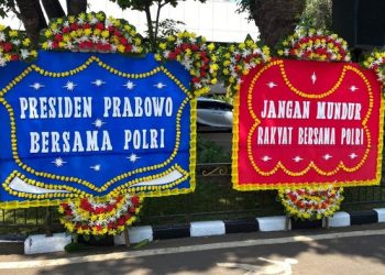 Karangan Bunga Dukung Polri Usut 3 Kasus Korupsi Hiasi Polda Metro Jaya
