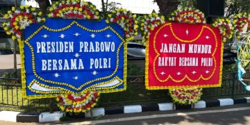 Karangan Bunga Dukung Polri Usut 3 Kasus Korupsi Hiasi Polda Metro Jaya