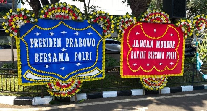 Karangan Bunga Dukung Polri Usut 3 Kasus Korupsi Hiasi Polda Metro Jaya