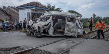 Mobil Terseret 30 Meter usai Ditabrak KA Gajayana di Bekasi, Sopir Meninggal