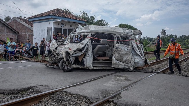 Mobil Terseret 30 Meter usai Ditabrak KA Gajayana di Bekasi, Sopir Meninggal