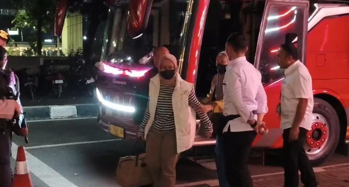 Rombongan OTT Bupati Pemalang Tiba di KPK dengan Bus