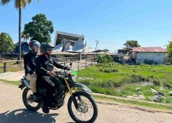Gibran Naik Motor Temui Korban Gempa di NTT
