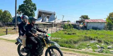 Gibran Naik Motor Temui Korban Gempa di NTT