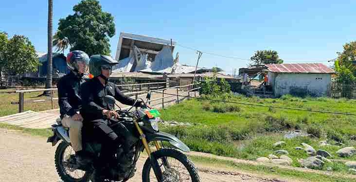 Gibran Naik Motor Temui Korban Gempa di NTT