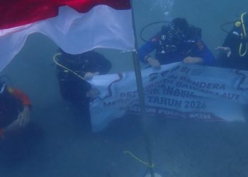 Merah Putih Dikibarkan di Dasar Laut