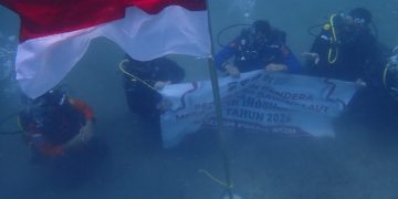 Merah Putih Dikibarkan di Dasar Laut