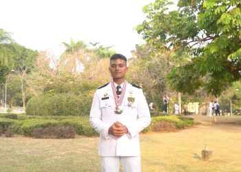 Prabowo Pasang Pangkat kepada Anak Petani Lulusan Terbaik IPDN