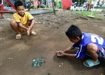 Mensesneg: Suvenir Kelereng & Karet untuk Mengingat Mainan Tradisional