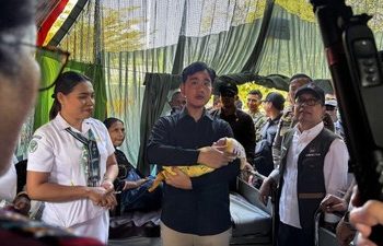 Gibran Gendong Bayi di Tenda Pengungsi Gempa NTT