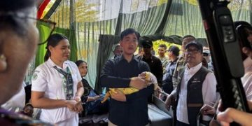Gibran Gendong Bayi di Tenda Pengungsi Gempa NTT