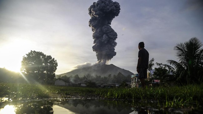 Gunung Ibu di Halmahera Barat Erupsi Lagi, Warga Dilarang Mendekat 2 Km
