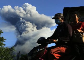 Gunung Sinabung Meletus, Kolom Abu Membumbung Setinggi 3.500 Meter