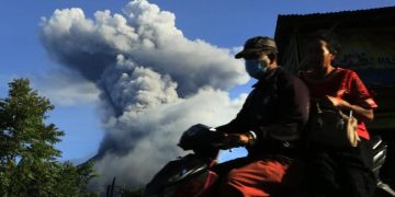Gunung Sinabung Meletus, Kolom Abu Membumbung Setinggi 3.500 Meter