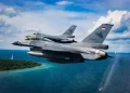 Tiga Jet Tempur F-16 Terbang di Monas Jumat