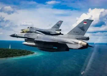 Tiga Jet Tempur F-16 Terbang di Monas Jumat