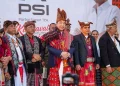 Jokowi Dinobatkan Sebagai Sesepuh Raja Timor NTT