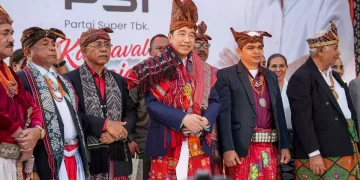 Jokowi Dinobatkan Sebagai Sesepuh Raja Timor NTT