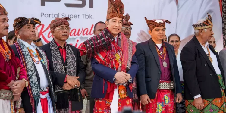 Jokowi Dinobatkan Sebagai Sesepuh Raja Timor NTT