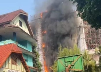 Api Lahap Gedung di Cikini, 70 Personel Damkar Diterjunkan