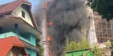 Api Lahap Gedung di Cikini, 70 Personel Damkar Diterjunkan