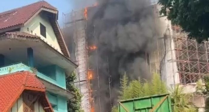 Api Lahap Gedung di Cikini, 70 Personel Damkar Diterjunkan